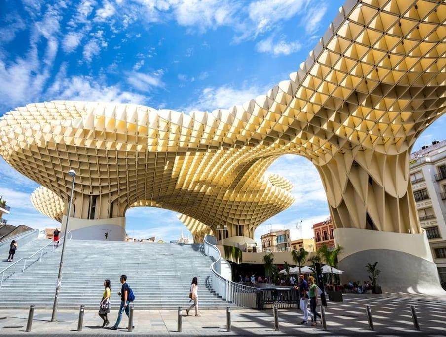 Piso Con Patio Privado Y Parking Nervion Sevilla Екстериор снимка