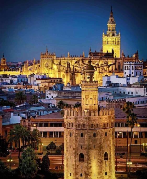 Piso Con Patio Privado Y Parking Nervion Sevilla Екстериор снимка